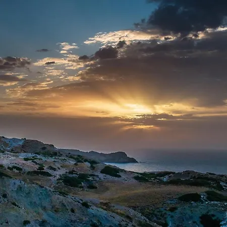 Psaravolada Milos فندق 3*